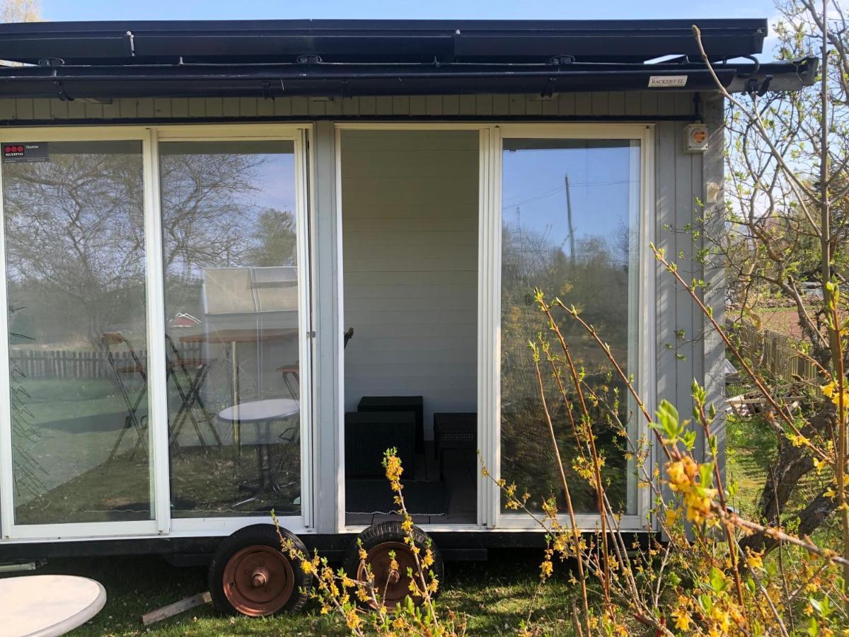 היו Two Small Guest Houses By Lake Rent Out As One מראה חיצוני תמונה