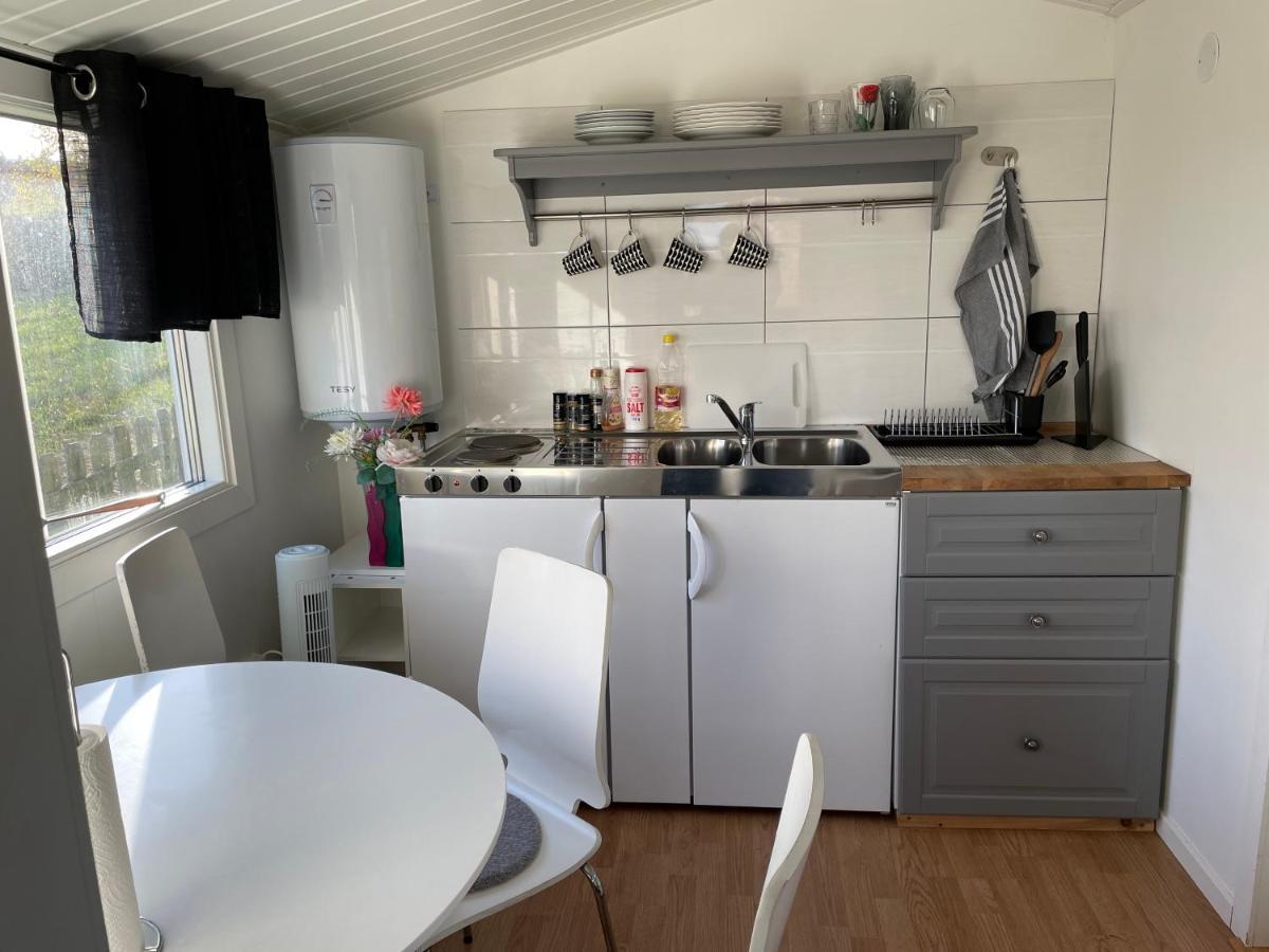 היו Two Small Guest Houses By Lake Rent Out As One מראה חיצוני תמונה