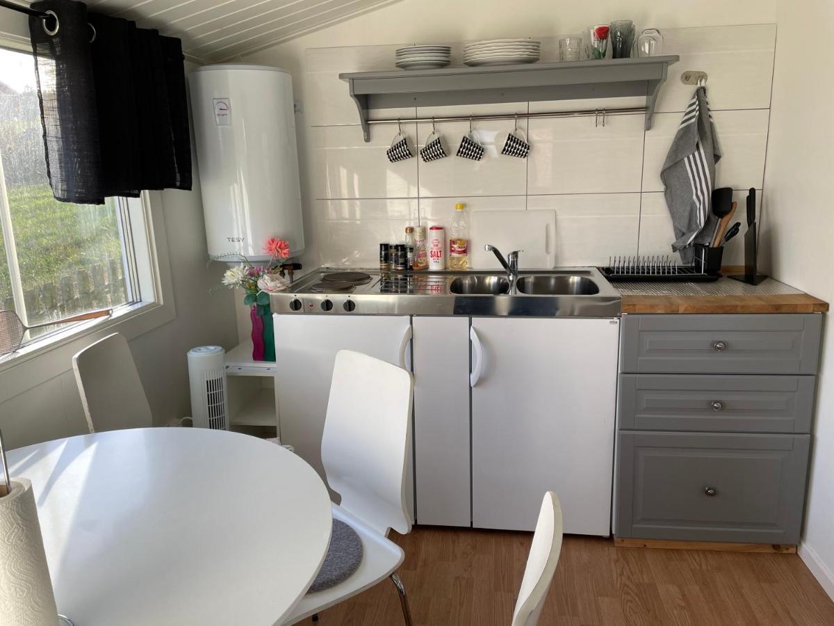 היו Two Small Guest Houses By Lake Rent Out As One מראה חיצוני תמונה