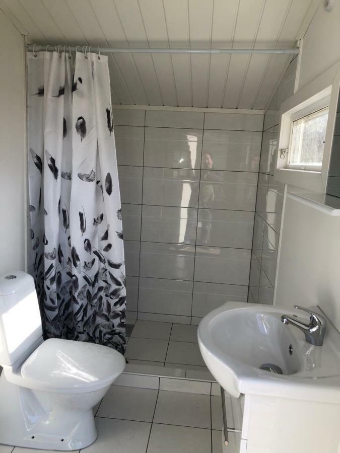 היו Two Small Guest Houses By Lake Rent Out As One מראה חיצוני תמונה