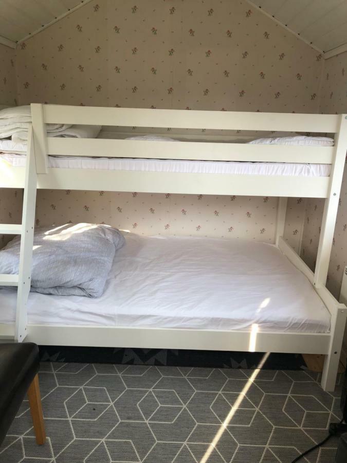 היו Two Small Guest Houses By Lake Rent Out As One מראה חיצוני תמונה